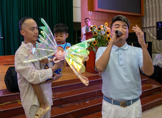 Đàm Vĩnh Hưng hát tặng các bệnh nhân ung thư Bệnh viện K3 Tân Triều nhân dịp Trung thu - Ảnh 2.