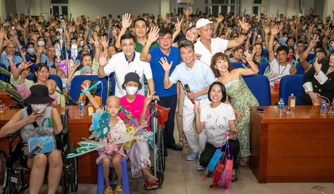 Đàm Vĩnh Hưng hát tặng các bệnh nhân ung thư Bệnh viện K3 Tân Triều nhân dịp Trung thu - Ảnh 7.