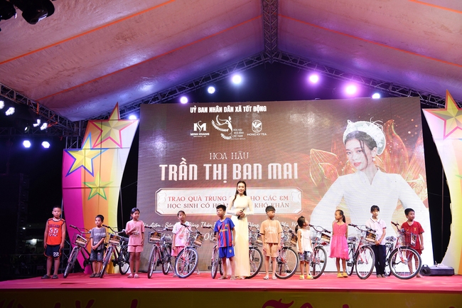 Hoa hậu Ban Mai tham gia hoạt động ý nghĩa nhân dịp tết Trung thu tại xã Tốt Động -Chương Mỹ - Ảnh 1.
