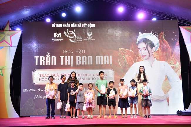 Hoa hậu Ban Mai tham gia hoạt động ý nghĩa nhân dịp tết Trung thu tại xã Tốt Động -Chương Mỹ - Ảnh 5.