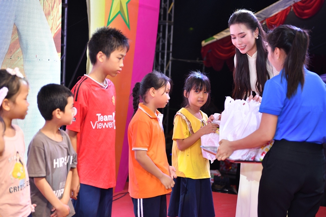 Hoa hậu Ban Mai tham gia hoạt động ý nghĩa nhân dịp tết Trung thu tại xã Tốt Động -Chương Mỹ - Ảnh 4.