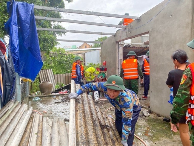 Thừa Thiên - Huế: Dông lốc làm nhiều ngôi nhà bị tốc mái - Ảnh 1.
