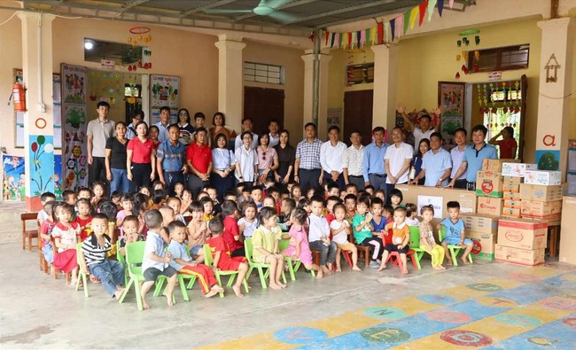 Câu lạc bộ Tennis báo chí Nghệ An tặng quà cho trẻ em mồ côi, khuyết tật - Ảnh 2.