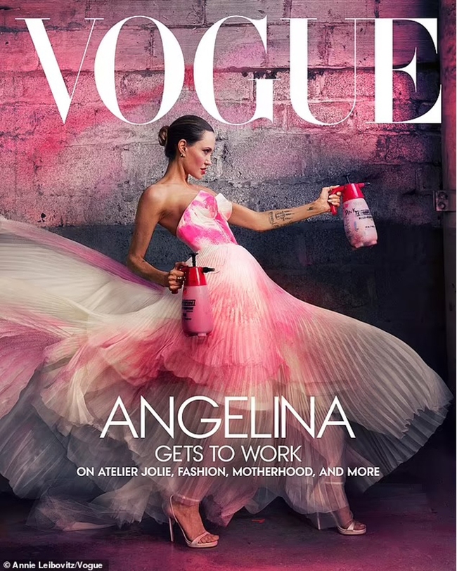 Angelina Jolie lộng lẫy trên 'Vogue', cởi mở nói về cuộc sống của bà mẹ đơn thân sau khi ly hôn Brad Pitt - Ảnh 1.