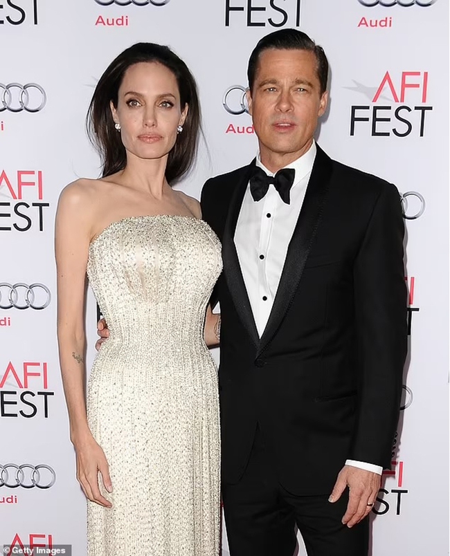 Angelina Jolie lộng lẫy trên 'Vogue', cởi mở nói về cuộc sống của bà mẹ đơn thân sau khi ly hôn Brad Pitt - Ảnh 8.