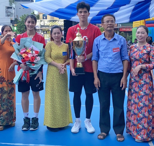 Bích Tuyền vô địch giải bóng chuyền hội làng Yên Lãng (Bắc Ninh)