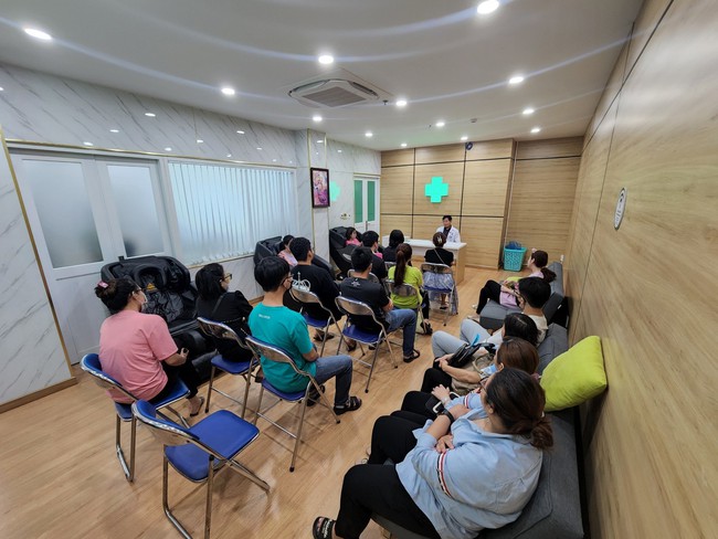 Hơn 2,000 ca điều trị tật khúc xạ thành công tại Bệnh viện Mắt Sài Gòn Cần Thơ - Ảnh 1.