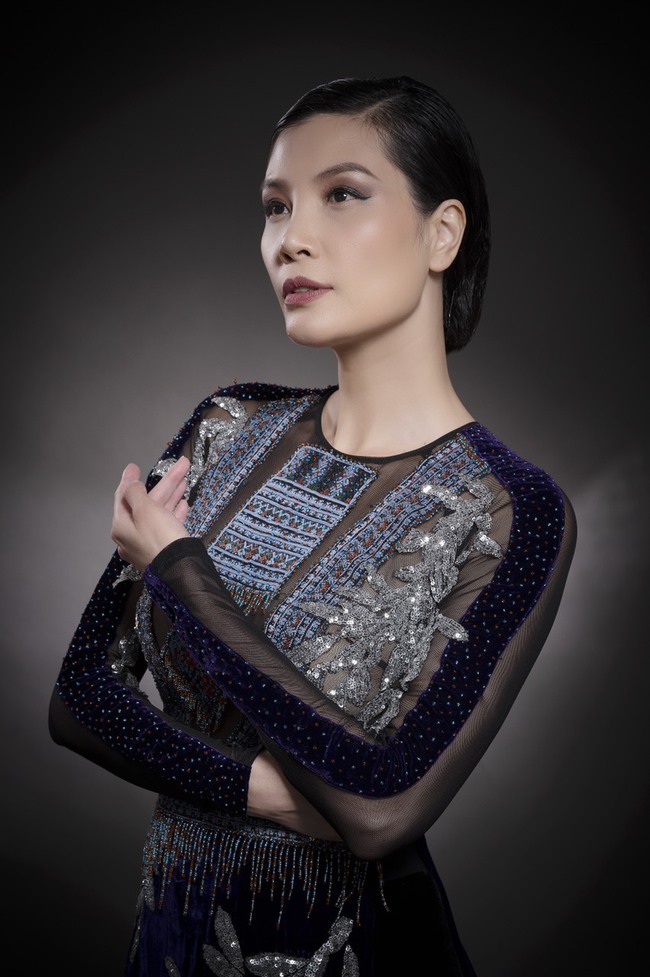 Siêu mẫu Vũ Cẩm Nhung quyến rũ trong loạt áo dài thổ cẩm mới nhất của NTK Đức Hùng - Ảnh 7.