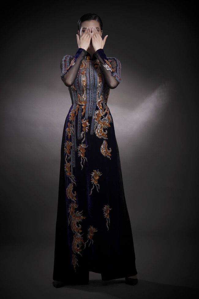 Siêu mẫu Vũ Cẩm Nhung quyến rũ trong loạt áo dài thổ cẩm mới nhất của NTK Đức Hùng - Ảnh 3.
