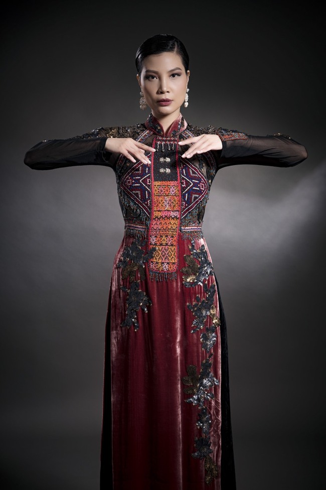 Siêu mẫu Vũ Cẩm Nhung quyến rũ trong loạt áo dài thổ cẩm mới nhất của NTK Đức Hùng - Ảnh 2.