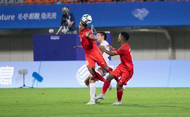 Olympic Indonesia (áo đỏ) thua Olympic Uzbekistan 0-2 ở vòng 1/8 môn bóng đá nam ASIAD 2023