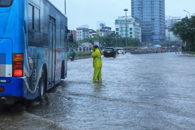 Hà Nội tập trung nhân lực tiêu nước, chống ngập trong các trận mưa tiếp theo - Ảnh 2.