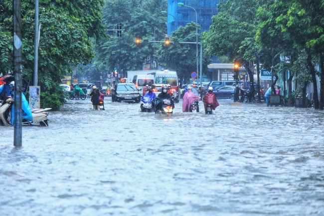 Hà Nội tập trung nhân lực tiêu nước, chống ngập trong các trận mưa tiếp theo - Ảnh 4.