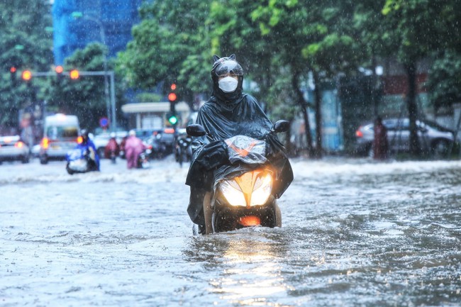 Hà Nội tập trung nhân lực tiêu nước, chống ngập trong các trận mưa tiếp theo - Ảnh 6.