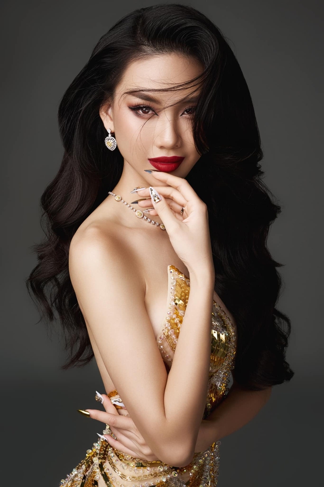 Tân Hoa hậu Bùi Quỳnh Hoa trong tay &quot;cả rổ&quot; danh hiệu vẫn quyết chinh phục vương miện - Ảnh 3.