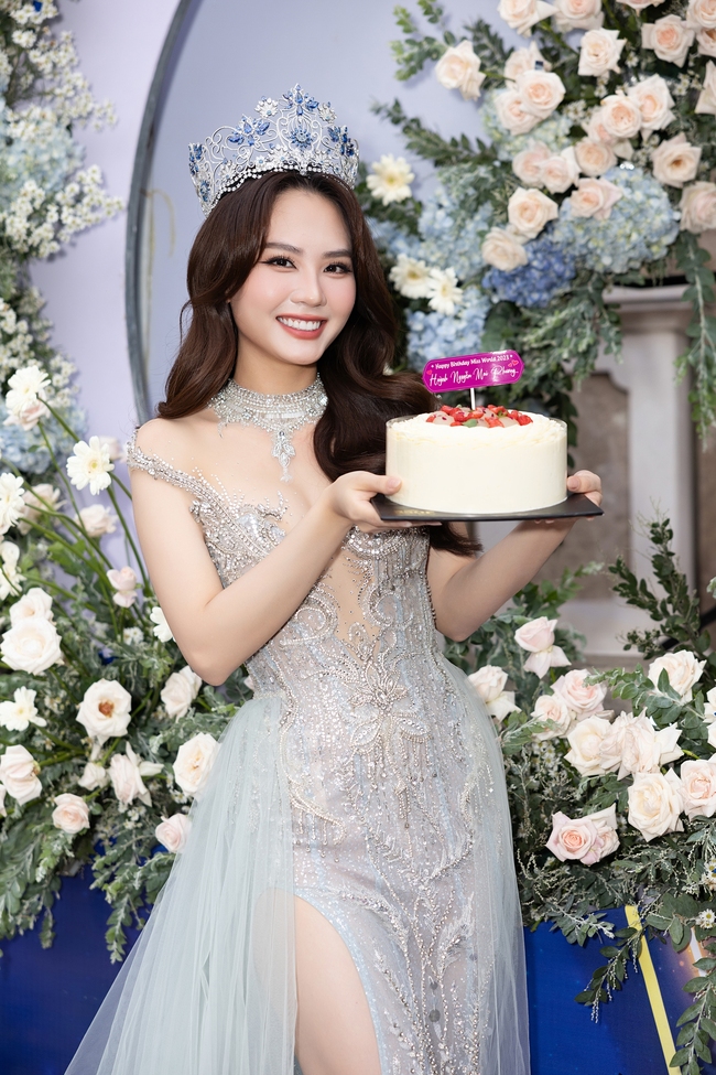 'Dì' Dung tổ chức sinh nhật bất ngờ cho Hoa hậu Mai Phương, tặng cả đàn piano bạc triệu - Ảnh 2.