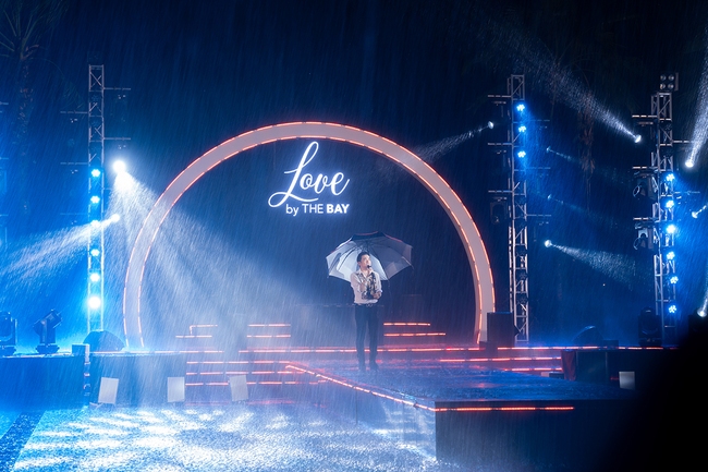 Quang Hà hát trong mưa, khán giả Nha Trang cổ vũ nhiệt tình - Ảnh 2.