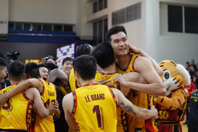 Saigon Heat nâng cúp vô địch VBA lần thứ tư liên tiếp - Ảnh 2.