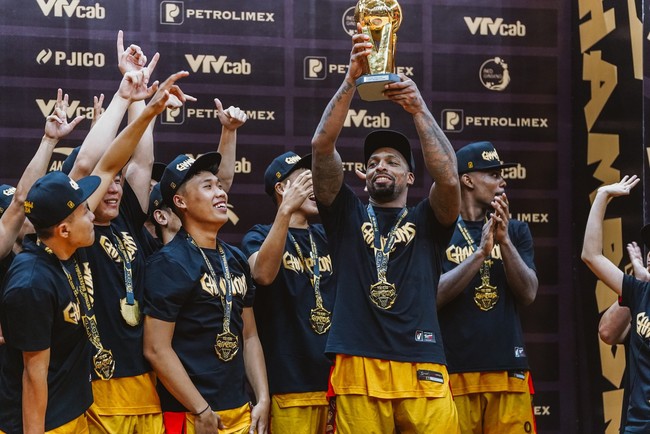 Saigon Heat nâng cúp vô địch VBA lần thứ tư liên tiếp - Ảnh 7.
