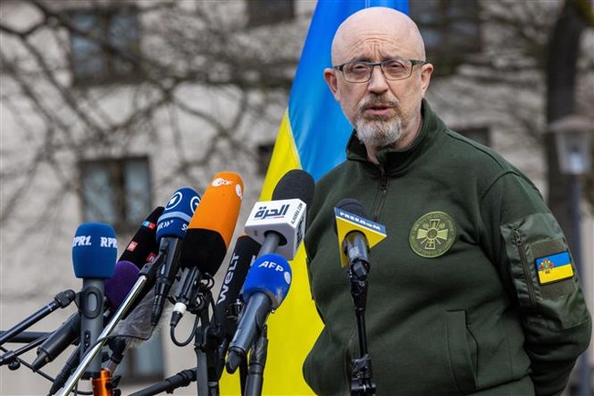 Bộ trưởng Quốc phòng Ukraine đệ đơn từ chức - Ảnh 1.