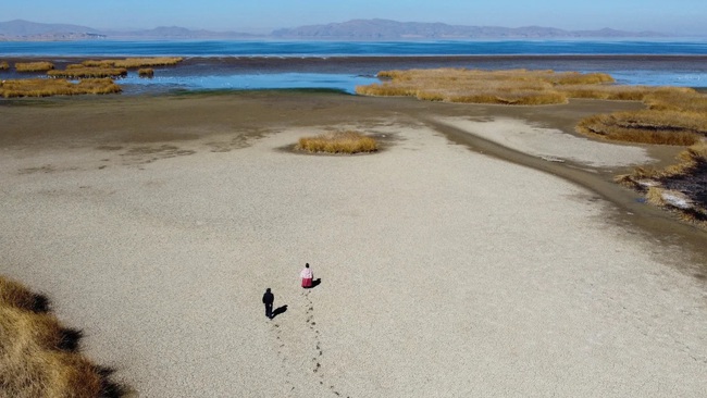 Biến đổi khí hậu: Nắng nóng khiến hồ nước cao nhất thế giới dần khô cạn - Ảnh 1.