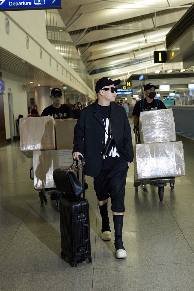 NTK Đỗ Mạnh Cường mang theo hơn 500kg hành lý sang Mỹ dự show thời trang  - Ảnh 1.