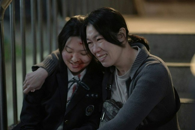 'Người mẹ báo thù' Yeom Hye Ran trong 'Mask Girl': Một năm đóng 2 bom tấn, U50 tỏa sáng rực rỡ - Ảnh 5.