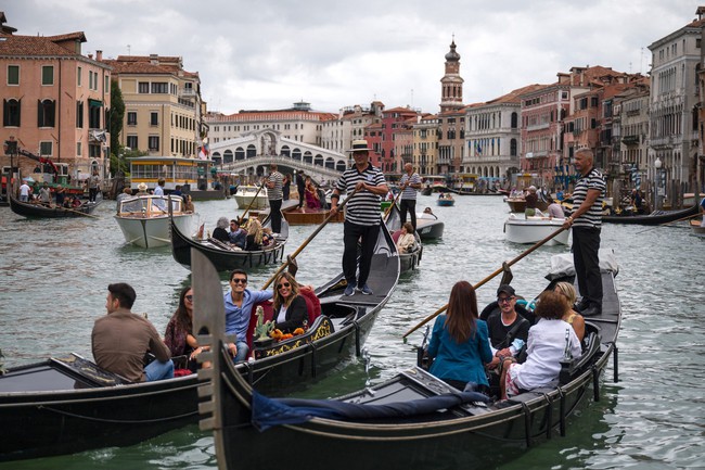  Italy: Nỗ lực giảm tình trạng quá tải du lịch tại Venice - Ảnh 1.