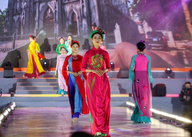 Chị Hằng biên tập - Lễ hội áo dài du lịch Hà Nội tạo dựng thương hiệu du lịch Thủ đô - Ảnh 1.