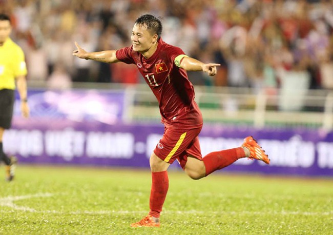 Lương 'dị' và đôi chân có một không hai của bóng đá Việt Nam - Ảnh 4.