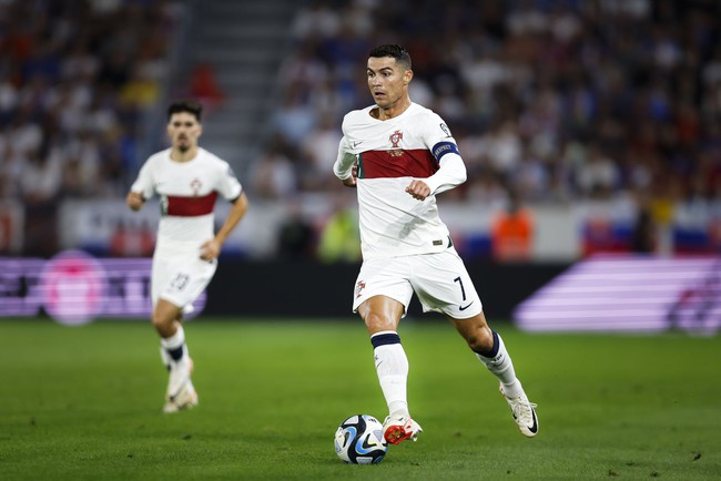 Sao 'tuổi teen' lập kỉ lục giúp Tây Ban Nha thắng đậm trong ngày Ronaldo im lặng - Ảnh 4.