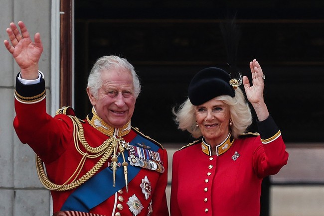 Vua Charles III cảm ơn tình cảm công chúng dành cho Hoàng gia Anh - Ảnh 2.
