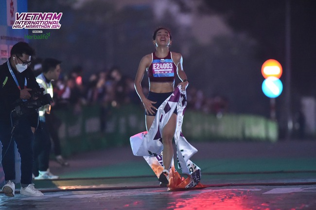 2 kỷ lục quốc gia được phá tại giải bán Marathon quốc tế Việt Nam 2024 - Ảnh 2.