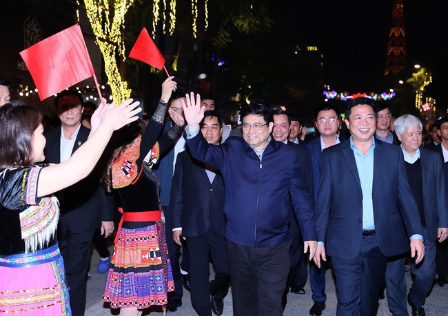 Thủ tướng Phạm Minh Chính đón năm mới 2024 cùng nhân dân Cao Bằng - Ảnh 3.