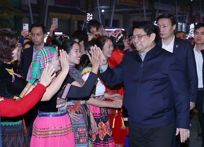 Thủ tướng Phạm Minh Chính đón năm mới 2024 cùng nhân dân Cao Bằng - Ảnh 1.