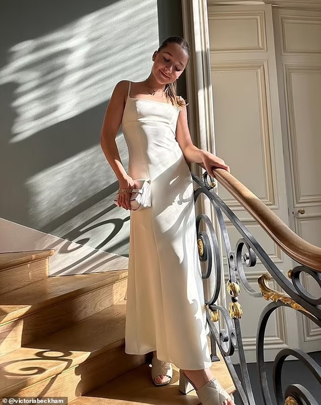 Victoria Beckham thiết kế chiếc váy cho con gái Harper mặc tham dự Tuần lễ thời trang Paris - Ảnh 1.