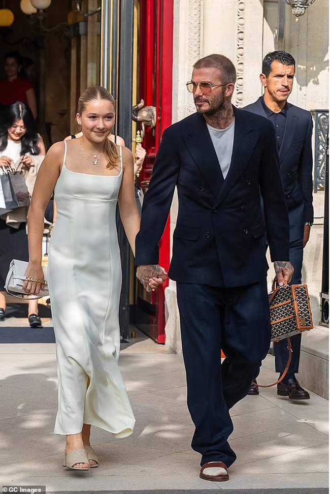 Victoria Beckham thiết kế chiếc váy cho con gái Harper mặc tham dự Tuần lễ thời trang Paris - Ảnh 2.