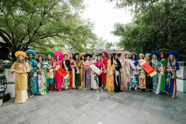 Dàn người đẹp Miss Global 2023 khoe dáng với áo dài của NTK Châu Loan - Ảnh 1.