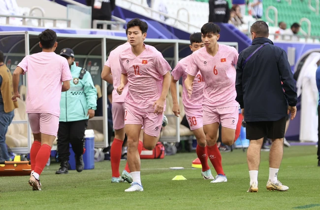 TRỰC TIẾP bóng đá Việt Nam vs Nhật Bản (VTV5, FPT Play): Quang Hải bất ngờ dự bị, Minamino đá chính - Ảnh 5.