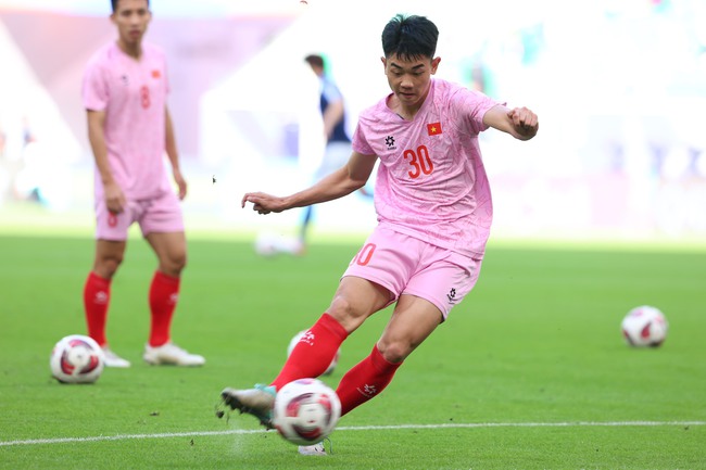 TRỰC TIẾP bóng đá Việt Nam vs Nhật Bản (VTV5, FPT Play): Quang Hải bất ngờ dự bị, Minamino đá chính - Ảnh 12.