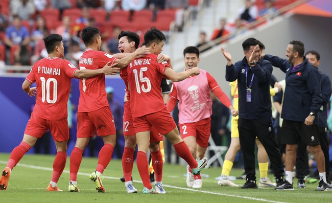 TRỰC TIẾP bóng đá Việt Nam vs Nhật Bản (VTV5): Đình Bắc lập tuyệt phẩm đánh đầu (H1) - Ảnh 7.