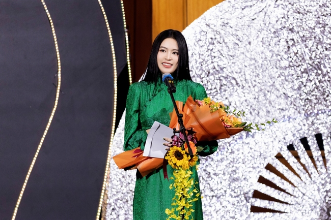 Hoàng Thùy Linh lại nhận “quả ngọt”, được vinh danh Nghệ sĩ nổi bật năm 2023 - Ảnh 2.