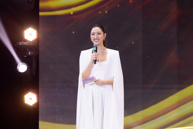 Lương Thùy Linh - nàng hậu 2k đầu tiên làm host tại Asian Television Awards  - Ảnh 2.