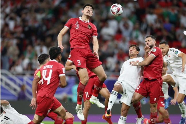 Indonesia (áo đỏ) bộc lộ nhiều vấn đề ở hàng phòng ngụ trong trận thua Iraq 1-3 tại Asian Cup 2023