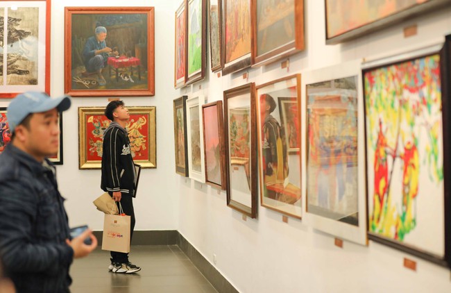Trao giải và khai mạc triển lãm Cuộc thi vẽ tranh 'Di sản văn hóa Việt Nam qua hội họa' - Ảnh 3.