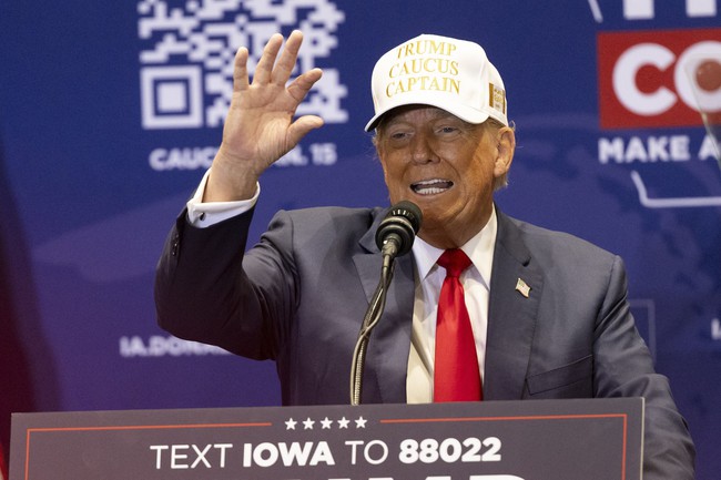 Bầu cử Mỹ 2024: Cựu Tổng thống D. Trump dự báo thắng áp đảo trong cuộc đua của đảng Cộng hòa tại bang Iowa - Ảnh 1.