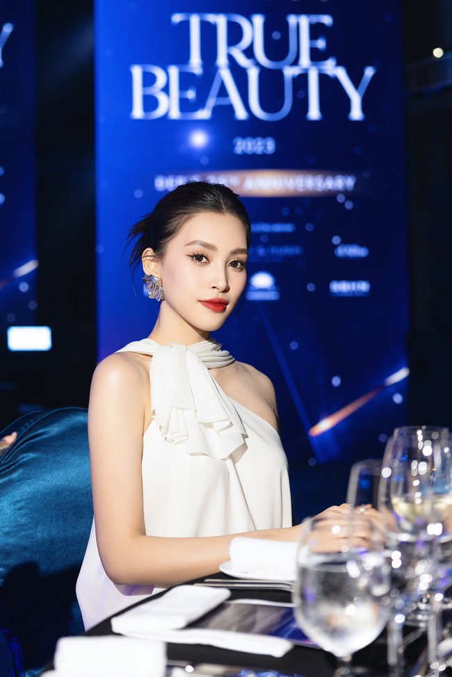 Hoa hậu Tiểu Vy 'ẵm' giải Pretty Lady tại Đẹp Awards 2023 sau hàng loạt hoạt động nhân ái - Ảnh 1.