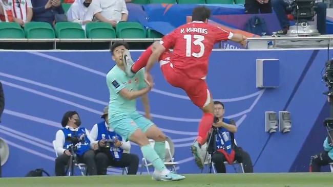 Cầu thủ Trung Quốc bị huyền thoại đội nhà chê quá dại dột khi để đối thủ đạp vào mặt, báo chí thắc mắc vì không có thẻ phạt - Ảnh 2.