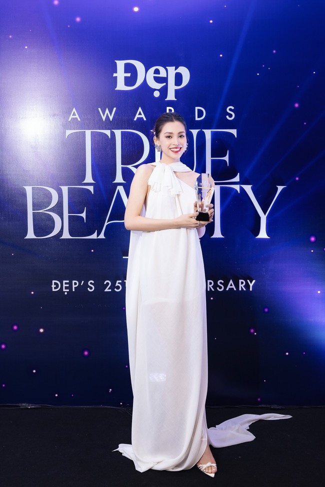 Hoa hậu Tiểu Vy 'ẵm' giải Pretty Lady tại Đẹp Awards 2023 sau hàng loạt hoạt động nhân ái - Ảnh 2.