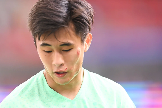 Cầu thủ Trung Quốc bị huyền thoại đội nhà chê quá dại dột khi để đối thủ đạp vào mặt, báo chí thắc mắc vì không có thẻ phạt - Ảnh 4.